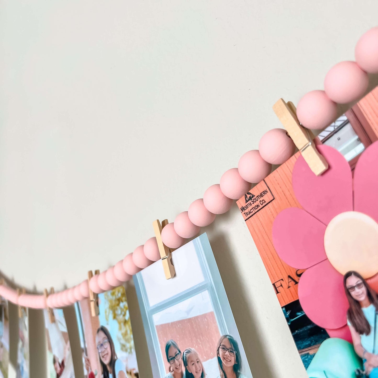 Photo display with 12 clothespins - Deco Azul